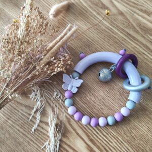 hochet papillon mauve